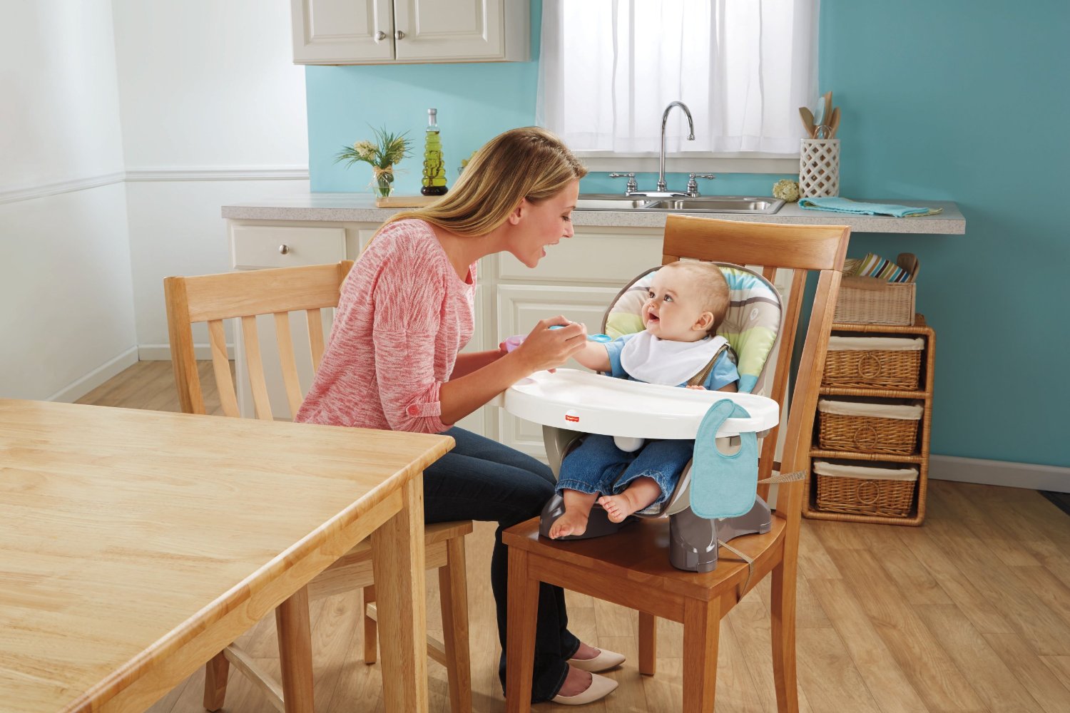 Chọn tư thế ngồi phù hợp để trẻ không bị sặc khi bắt đầu ăn dặm